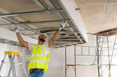 Proceso de instalación de Pladur de alta dureza en un espacio comercial