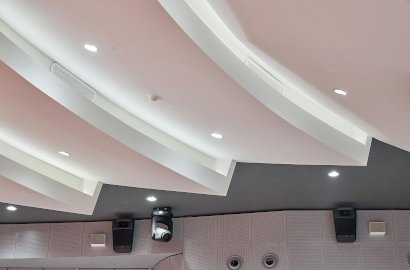 Detalle de un techo acústico de Pladur en un auditorio