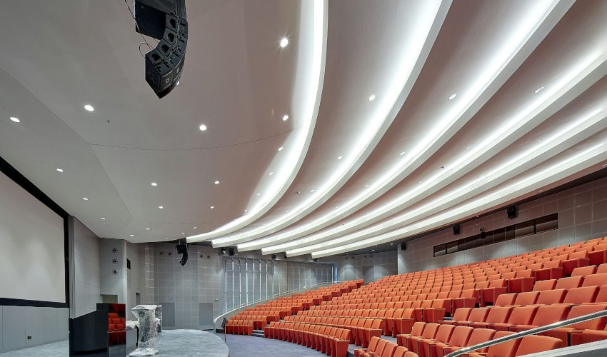 Auditorio moderno con paredes de Pladur y diseño acústico