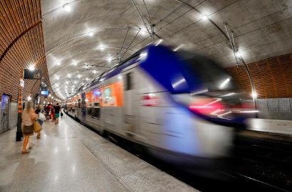 Detalle de un techo acústico de Pladur en una estación de tren