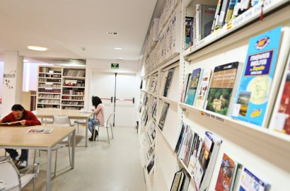 Proceso de instalación de tabiques de Pladur en una biblioteca pública