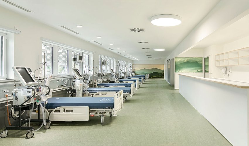Pared de Pladur en un hospital con diseño higiénico y resistente en Girona