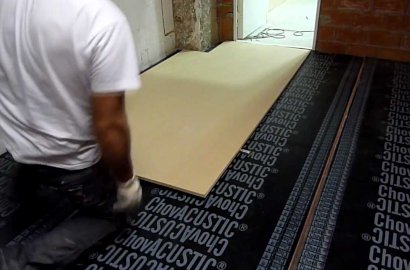 Proceso de instalación de tabiques de Pladur en una sala de ensayo