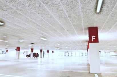 Detalle de un techo de Pladur con iluminación en un estacionamiento