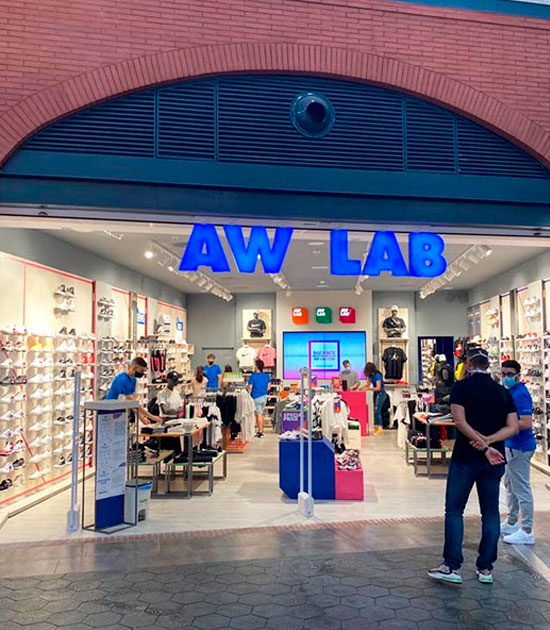 Local Comercial AW LAB en Espai Gironès, Girona con tabiques, trasdosados y falsos techos de Pladur.